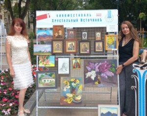 Иконописец Светлана Фатьянова и художник Ольга Биценти. На штендере ещё выставлены работы Веры и Надежды Юртайкиных. Это дети. Иконописец Светлана Фатьянова и художник Ольга Биценти. На штендере ещё выставлены работы Веры и Надежды Юртайкиных. Это дети.