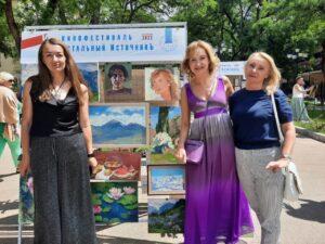 Художник Ольга Биценти, актриса Ольга Прокофьева с сестрой Ларисой. Художник Ольга Биценти, актриса Ольга Прокофьева с сестрой Ларисой.