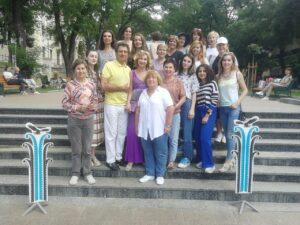 Фото с вернисажа В центре народные артисты Евгений Князев, Ольга Прокофьева, старший научный сотрудник Рахима Калмуковна Гочияева и ведущие художники с вернисажа.