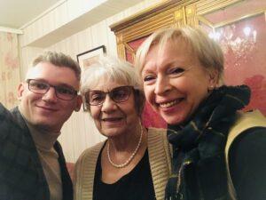 На съёмках фильма "Зайцев русский". Максим Васюнов, Ольга Ростова и продюсер фильма Ольга Афончикова. Москва. Квартира Ольги Ростовой. На съёмках фильма "Зайцев русский". Максим Васюнов, Ольга Ростова и продюсер фильма Ольга Афончикова. Москва. Квартира Ольги Ростовой.