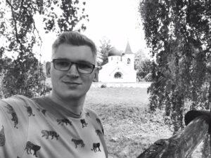 Максим Васюнов у Троицкого храма в Бехове (Поленово). Максим Васюнов у Троицкого храма в Бехове (Поленово).