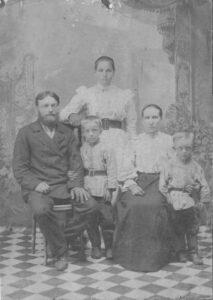 На фото моя дважды прабабушка Богданова (Моисеева) Александра Павловна с мужем Богдановым Алексеем Тимофеевичем. Два сына - Иван (мой прадед) и Анатолий. О девочке в центре точных сведений нет. Снимок примерно 1908 г.