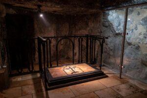 Место обретения Креста Господня. Фото прот. Игоря Пчелинцева. Место обретения Креста Господня. Фото прот. Игоря Пчелинцева.