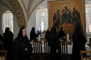 Матушка Георгия в трапезной обители Матушка Георгия в трапезной обители
