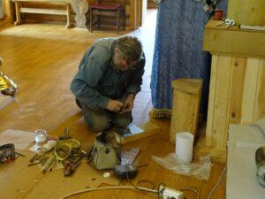 Отец Николай в процессе строительства храма Отец Николай в процессе строительства храма