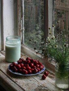 Ягоды в деревенском доме Ягоды вишни в деревенском доме