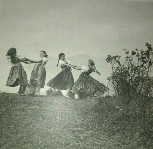 Девочки в деревне Девочки в деревне