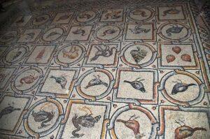 Фрагмент обнаруженной на Елеоне мозаики. Фрагмент обнаруженной на Елеоне мозаики.