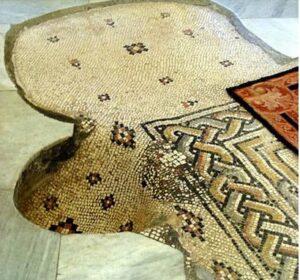 Углубление на полу, где лежала глава Иоанна Предтечи. Углубление на полу, где лежала глава Иоанна Предтечи.