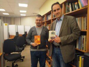 Вадим Грачев и актер Малого театра Петр Абрамов обменялись своими книгами. Вадим Грачев и актер Малого театра Петр Абрамов обменялись своими книгами.