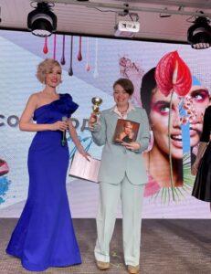 Людмила Калашникова с наградой Людмила Калашникова с наградой