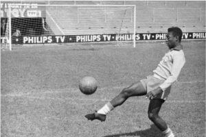 Пеле на тренировке Пеле на тренировке