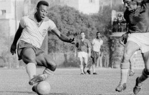 Пеле финтит в игре Пеле финтит в игре