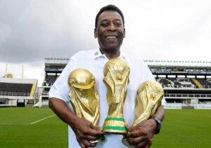 Пеле с тремя Кубками мира Пеле с тремя Кубками мира