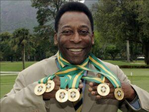 Пеле с медалями Пеле с медалями