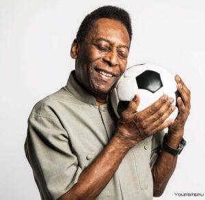 Пеле с мячом Пеле с мячом