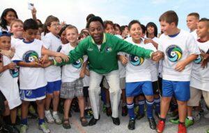 Пеле с детьми Пеле с детьми