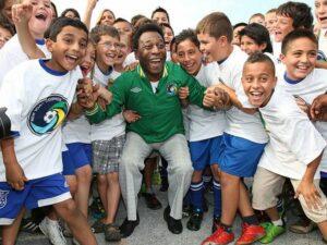 Пеле с детьми Пеле с детьми