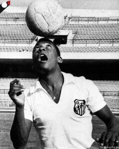 Пеле на тренировке, держит мяч на голове. Пеле на тренировке, держит мяч на голове.