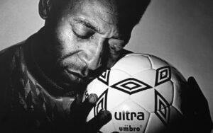 Пеле с мячом Пеле с мячом