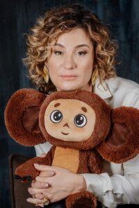 Юлиана Слащёва и Чебурашка. Фото: Софья Анцупова. Юлиана Слащёва и Чебурашка. Фото: Софья Анцупова.