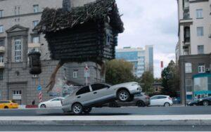 Кадр из фильма "Последний богатырь. Посланник тьмы". Избушка на курьих ножках. Кадр из фильма "Последний богатырь. Посланник тьмы". Избушка на курьих ножках разгуливает по Москве.