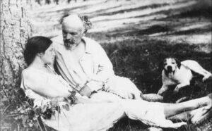 Михаил Пришвин и Валерия Лиорко-Пришвина. Тяжино. Весна 1940 год. Фото из семейного архива писателя. Михаил Пришвин и Валерия Лиорко-Пришвина. Тяжино. Весна 1940 год. Фото из семейного архива писателя.