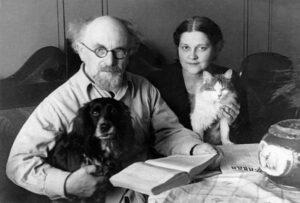 Михаил Пришвин и Валерия Лиорко-Пришвина за работой. Фото из экспозиции Дома-музея Пришвина. Михаил Пришвин и Валерия Лиорко-Пришвина за работой. Фото из экспозиции Дома-музея Пришвина.