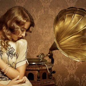 Девушка слушает музыку, патефон, граммофон