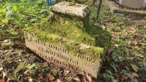 Сохранившаяся могила при церковном кладбище Черенского погоста Сохранившаяся могила при церковном кладбище Черенского погоста