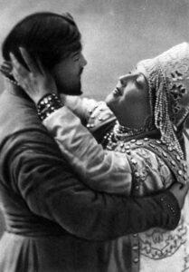 Василиса Мелентьева — А. А. Яблочкина, Колычев — П. М. Садовский-младший («Василиса Мелентьева», императорский Малый театр, сезон 1913—1914) Василиса Мелентьева — А. А. Яблочкина, Колычев — П. М. Садовский-младший («Василиса Мелентьева», императорский Малый театр, сезон 1913—1914)