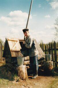 Вадим Грачев у колодца в Косых Харчевнях. Вадим Грачев у колодца в Косых Харчевнях.