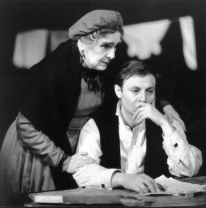 Юрий Соломин в спектакле "Пучина" (1976 г.) Юрий Соломин в спектакле "Пучина" (1976 г.)