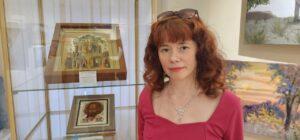 Светлана Фатьянова у своей иконы "О Тебе радуется всякая тварь'' Светлана Фатьянова у своей иконы "О Тебе радуется всякая тварь''