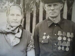 Капитонов Иван Степанович с женой, Верой Ильиничной. Капитонов Иван Степанович с женой, Верой Ильиничной.