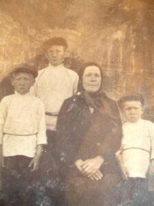 Кострова Анна Михайловна с тремя сыновьями, которые все погибнут на фронте: Михаил, Дмитрий, Владимир Ивановичи. Кострова Анна Михайловна с тремя сыновьями, которые все погибнут на фронте: Михаил, Дмитрий, Владимир Ивановичи.