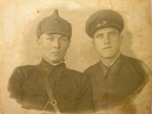 Клюев Алексей Васильевич (справа), фронтовая фотография. Клюев Алексей Васильевич (справа), фронтовая фотография.