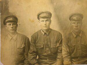 Нажимов Пётр Тимофеевич (слева), армейская фотография, до войны. Нажимов Пётр Тимофеевич (слева), армейская фотография, до войны.