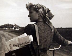 Почтарка на велосипеде в деревне Почтарка на велосипеде в деревне