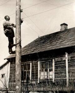 Электрик Электрик на электростолбе в деревне