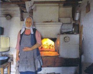Бабушка у печки Бабушка у печки