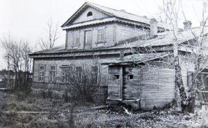 Здание бывшей усадьбы Василия Гавриловича Крутицкого в поселке (усадище) Бор.