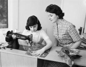 Советские девушки шьют на машинке Советские девушки шьют на машинке