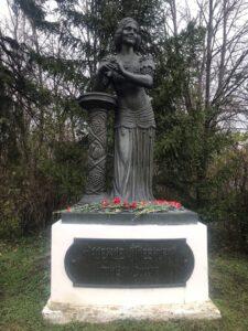 Винниково, памятник Н. Плевицкой Винниково, памятник Н. Плевицкой