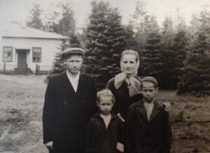 Семья Александра Сергеевича Канделяброва. Фотография Л. А. Никитиной (в дев. Канделяброва). Семья Александра Сергеевича Канделяброва. Фотография Л. А. Никитиной (в дев. Канделяброва).