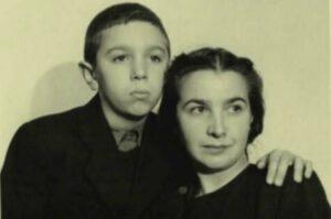 Эдик с мамою, Ниной Алексеевной Эдуард Артемьев с мамою, Ниной Алексеевной.