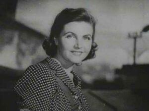 Кадр из фильма "Непобедимые" (1942), Тамара Макарова Кадр из фильма "Непобедимые" (1942), Тамара Макарова