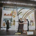 Бабушка Юлии (в светлом платье справа)