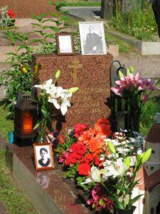 Могила Анны Александровны Вырубовой (Танеевой) Могила Анны Александровны Вырубовой (Танеевой)