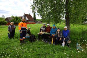 Станислав Смирнов с сыном Гошей (жена за кадром) Станислав Смирнов с сыном Гошей (жена за кадром) случайно попали в окружение жителей деревни Дмитрово. Пришлось рассказать историю их деревни.